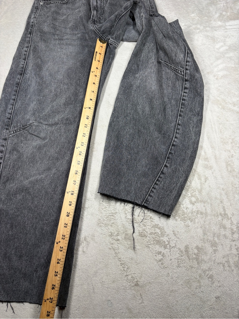 Levi’s Women’s Cinch Barrel Past Lives Black Raw Hem 100% Cotton Denim Jeans 25 - Picture 9 of 16